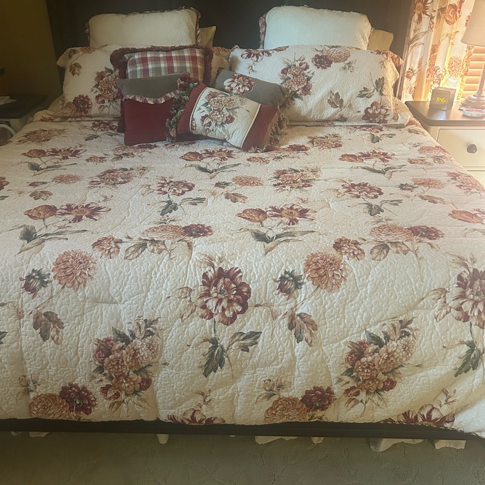 JCPenney Floral Quilt Set - Cream and Burgundy